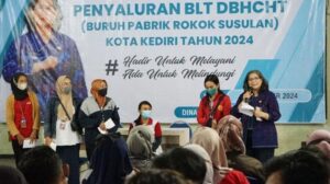 Pj Wali Kota Kediri Zanariah Salurkan BLT DBHCHT kepada Pekerja Pabrik Rokok Tahun 2024