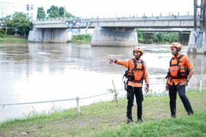 Pemkot Kediri Antisipasi Musim Hujan Melakukan Pemasang Safety Line di Sejumplah Titik Rawan Bantaran Sungai Brantas