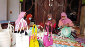 Pemkot Kediri Asah Kemahiran Warganya Membuat Tas Anyaman di Balai Kelurahan Tamanan