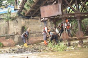 Pemkot Kediri Meninjau Kegiatan bersih-bersih  sungai brantas di sekitar bawah Jembatan lama Kota Kediri