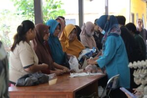 Pemkot kediri menggelar operasi pasar murah guna mengendalikan inflasi Pemkot kediri menggelar operasi pasar murah guna mengendalikan inflasi